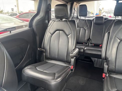 Used 2025 Chrysler Pacifica Select image 36