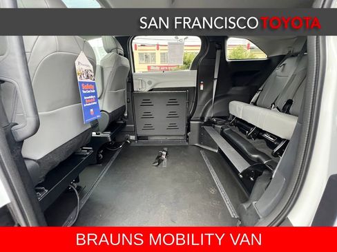 Used 2025 Toyota Sienna XLE image 22