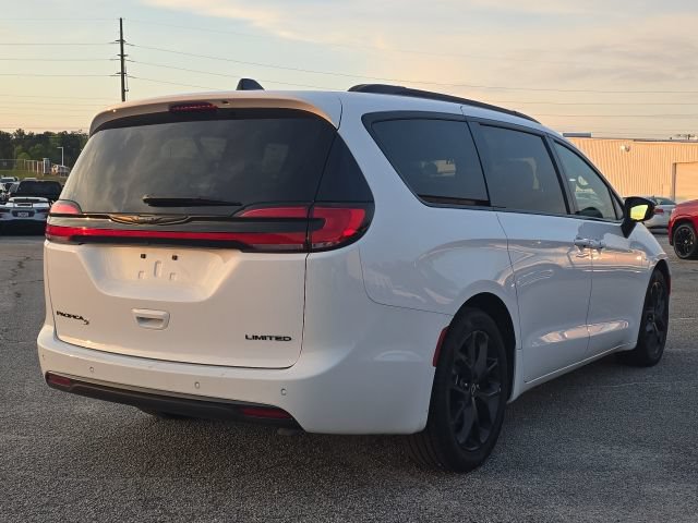 Used 2025 Chrysler Pacifica Limited FWD image 5