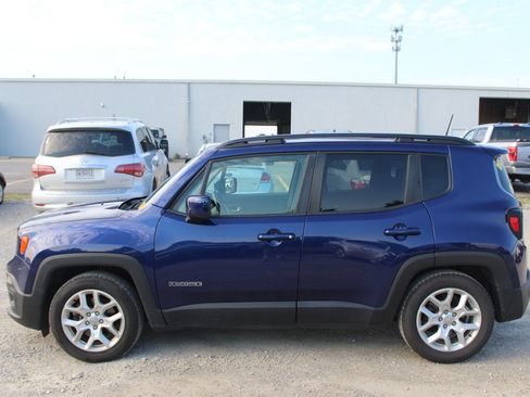 Used 2018 Jeep Renegade Latitude FWD image 3