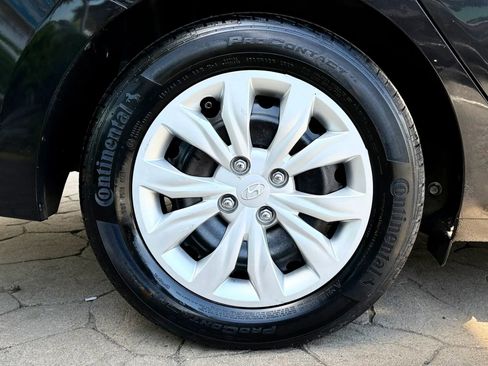 Used 2019 Hyundai Accent SE FWD image 41