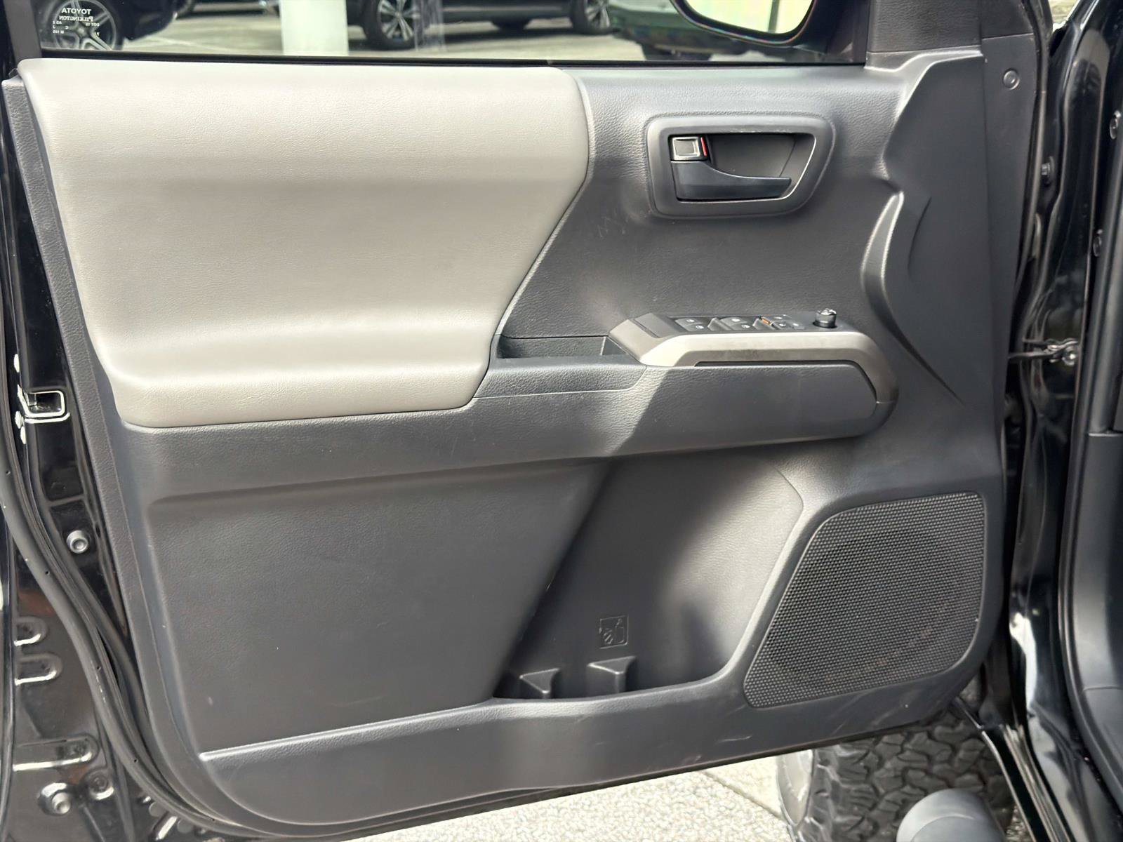 Used 2022 Toyota Tacoma SR5 w/ Technology Package AWD/4WD image 14