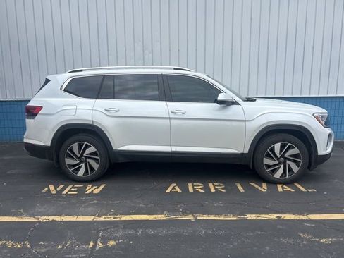 Used 2024 Volkswagen Atlas SEL AWD/4WD image 2