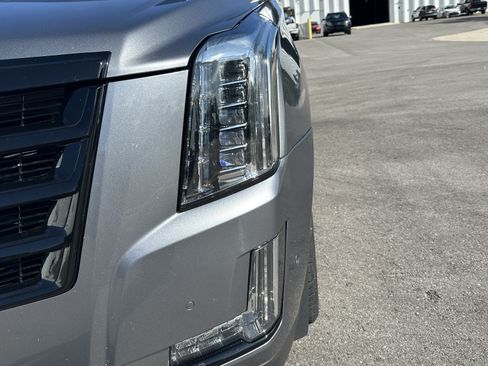 Used 2020 Cadillac Escalade Luxury w/ Escalade Sport Edition AWD/4WD image 6