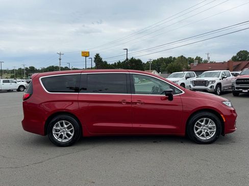 Used 2024 Chrysler Pacifica Touring-L FWD image 2