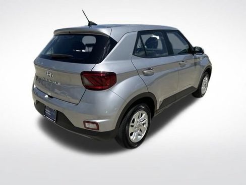 Used 2025 Hyundai Venue SE FWD image 4