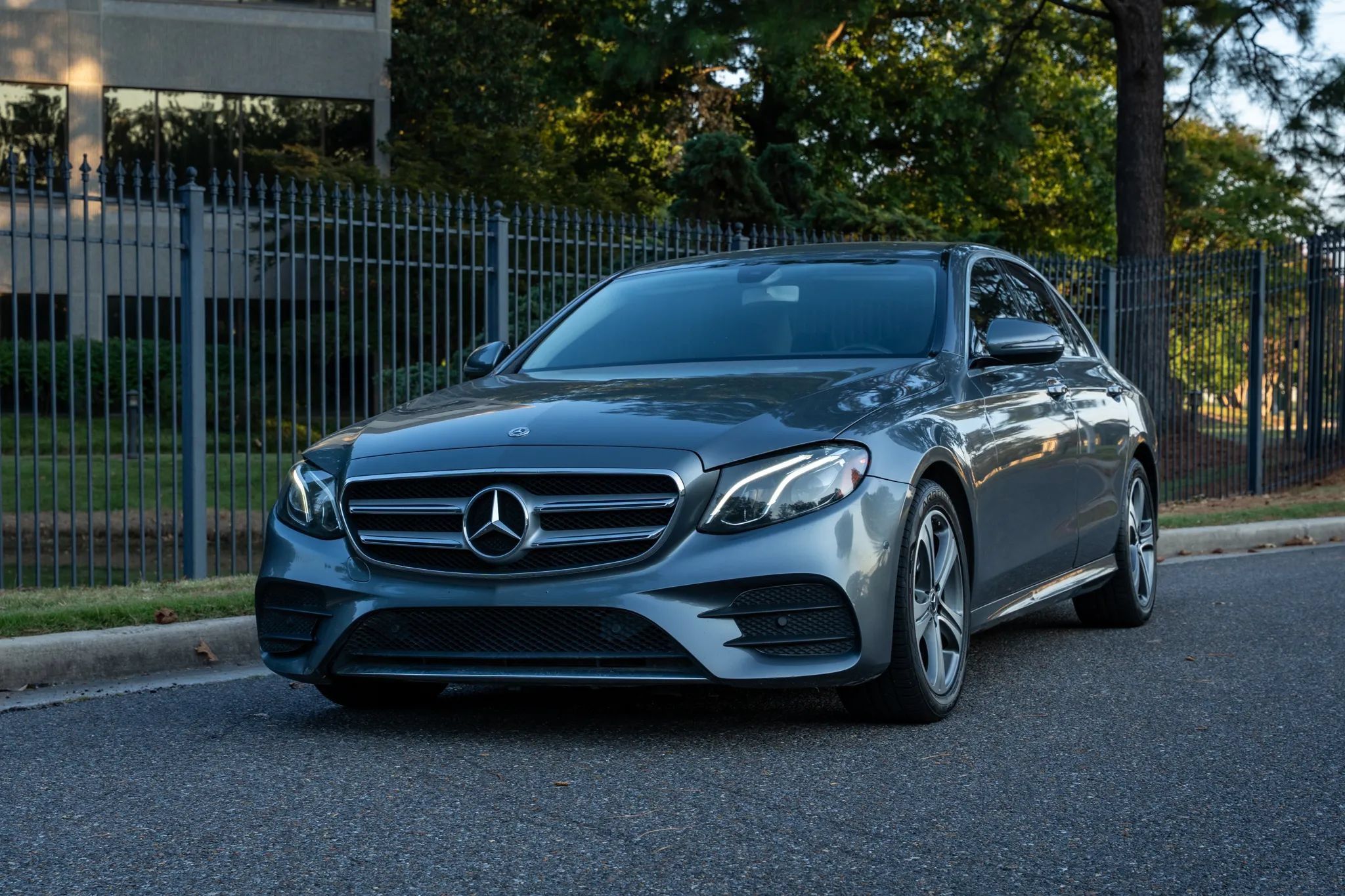 Used 2018 Mercedes-Benz E 300 4MATIC image 2