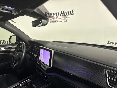 Used 2024 Volkswagen Atlas Cross Sport SEL Premium R-Line image 26