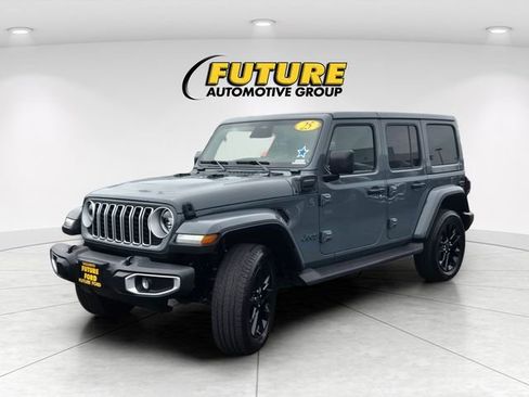 Used 2025 Jeep Wrangler Unlimited Sahara AWD/4WD image 8