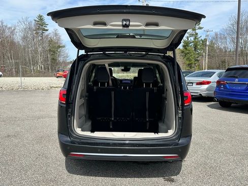 Used 2023 Chrysler Pacifica Touring-L FWD image 8