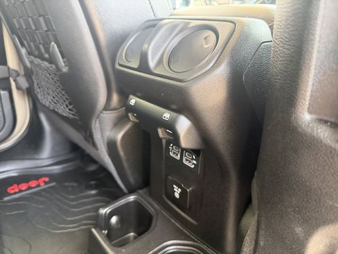 Used 2020 Jeep Gladiator Rubicon AWD/4WD image 27