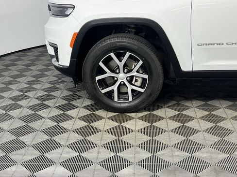 Used 2024 Jeep Grand Cherokee L Limited w/ Luxury Tech Group II image 14