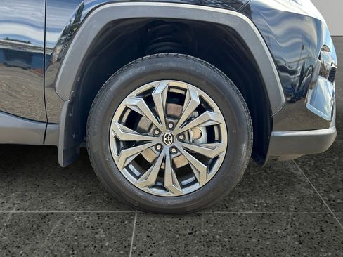 Used 2022 Toyota RAV4 XLE Premium image 10