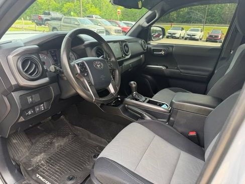 Used 2020 Toyota Tacoma TRD Sport w/ Technology Package AWD/4WD image 18