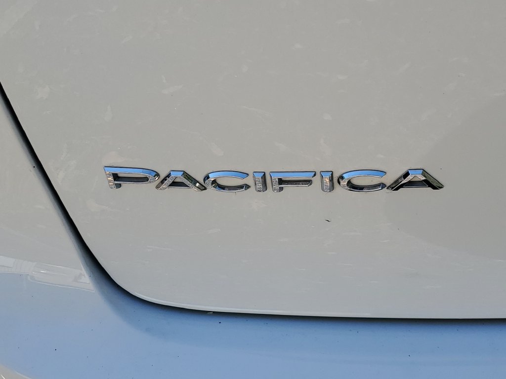 Used 2023 Chrysler Pacifica Touring-L FWD image 8