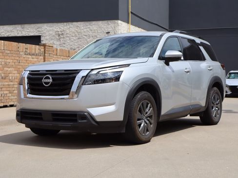 Used 2025 Nissan Pathfinder SV FWD image 2