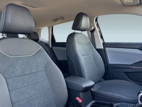 Used 2024 Volkswagen Taos SE image 32