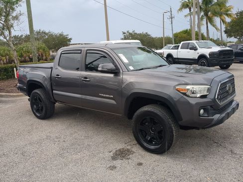 Used 2018 Toyota Tacoma TRD Off-Road image 2