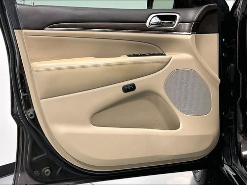 Used 2017 Jeep Grand Cherokee Overland w/ Jeep Active Safety Group image 21