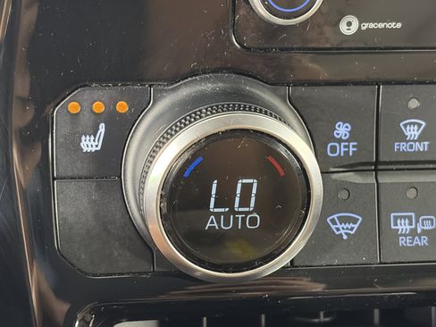 Used 2022 Toyota Highlander XLE AWD/4WD image 24