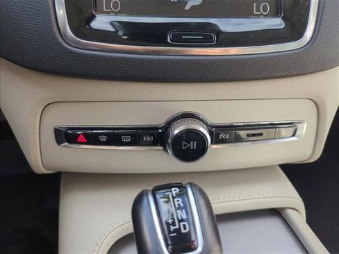 Used 2021 Volvo XC90 T5 Momentum w/ Protection Package Premier image 8