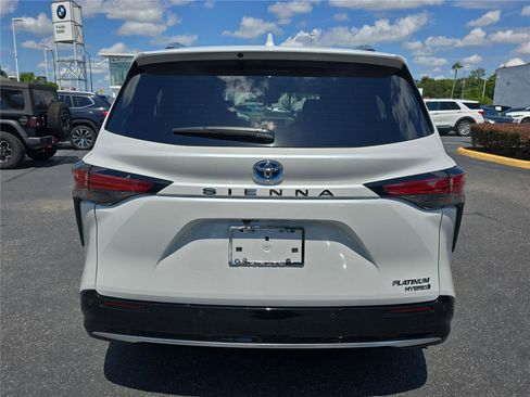 Used 2024 Toyota Sienna Platinum image 4