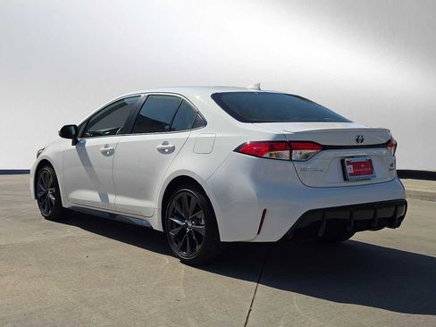 Certified 2025 Toyota Corolla SE w/ SE Premium Package FWD image 5
