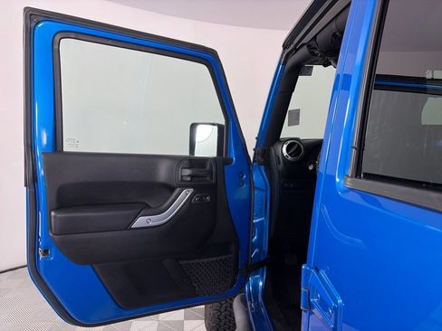 Used 2016 Jeep Wrangler Unlimited Rubicon w/ Connectivity Group AWD/4WD image 10