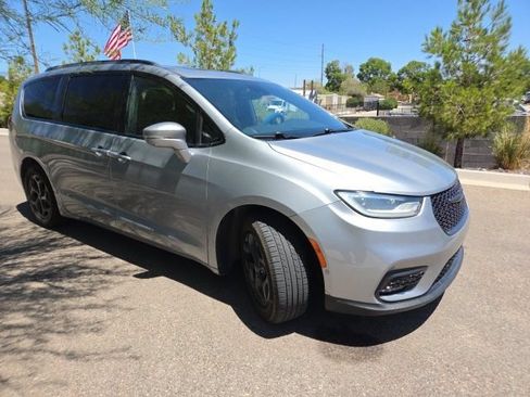 Used 2021 Chrysler Pacifica Limited w/ Uconnect Theater Family Group FWD image 3