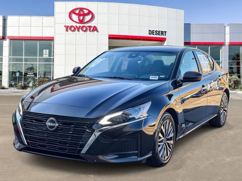 Used 2024 Nissan Altima 2.5 SV FWD image 3