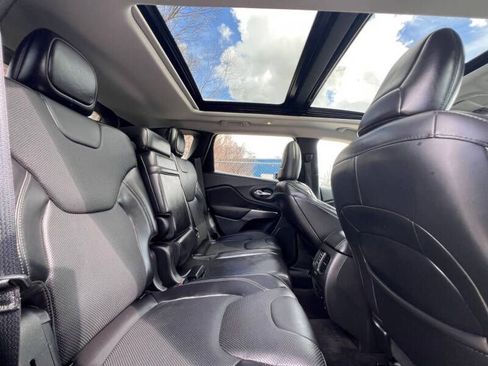 Used 2019 Jeep Cherokee Limited w/ Luxury Group FWD image 13