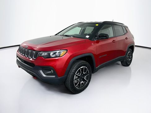 Used 2025 Jeep Compass Trailhawk AWD/4WD image 3