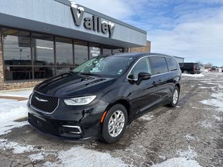 Used 2024 Chrysler Pacifica Touring-L video 4