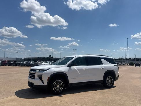 Used 2025 Chevrolet Traverse LT FWD image 11