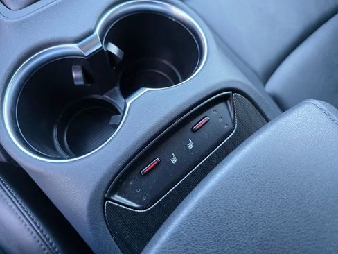 Used 2022 Toyota Venza LE image 26