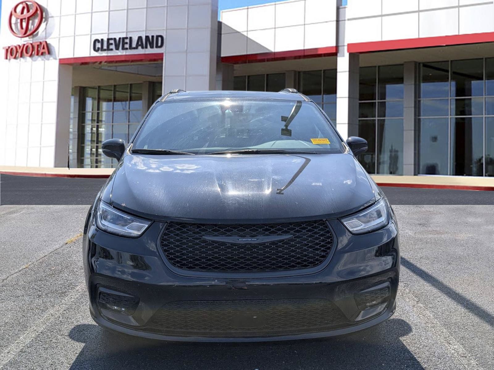 Used 2025 Chrysler Pacifica Limited FWD image 3
