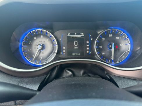 Used 2020 Chrysler Voyager L FWD image 16