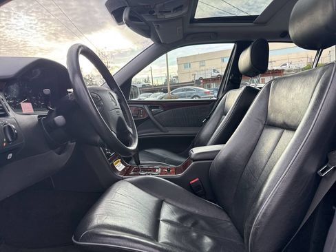 Used 2000 Mercedes-Benz E 320 4MATIC Wagon image 31