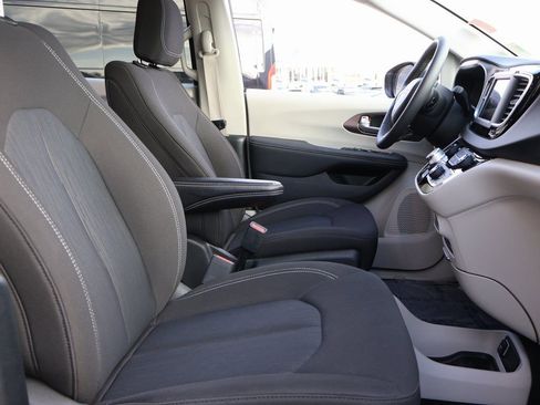 Used 2024 Chrysler Voyager LX image 9