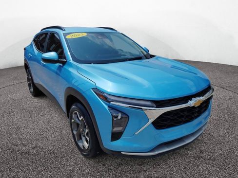 Used 2025 Chevrolet Trax LT w/ Driver Confidence Package FWD image 8