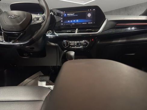 Used 2024 Chevrolet Trax RS w/ Sunroof Package FWD image 20