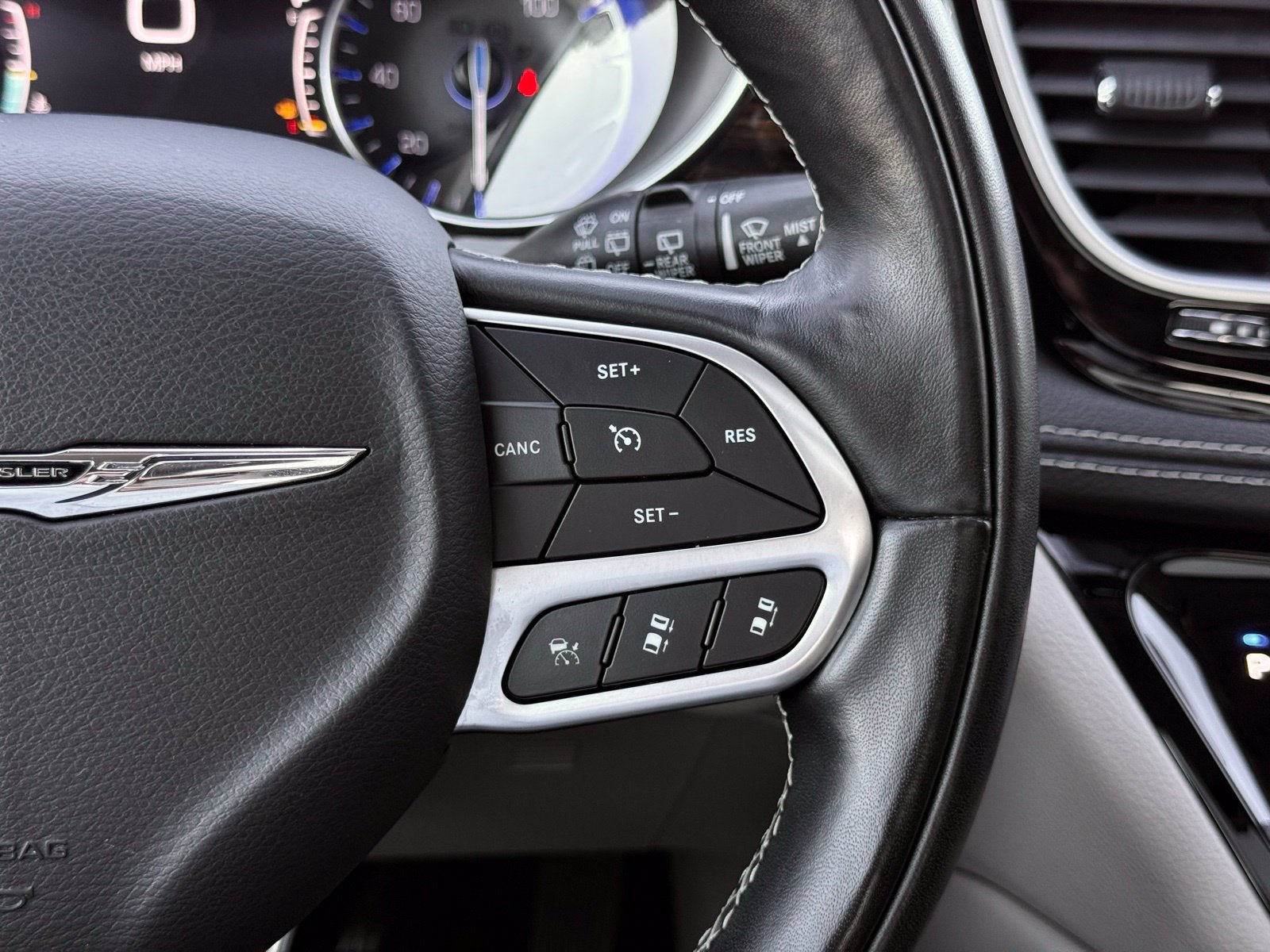 Used 2022 Chrysler Pacifica Limited FWD image 36