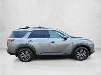 Used 2022 Nissan Pathfinder SV video 4