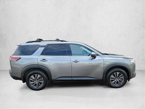 Used 2022 Nissan Pathfinder SV image 4