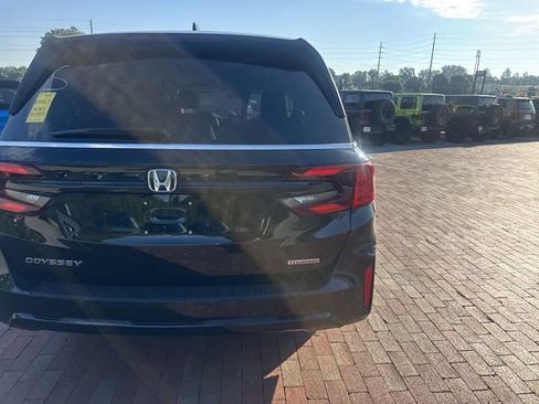 Used 2025 Honda Odyssey Touring image 11