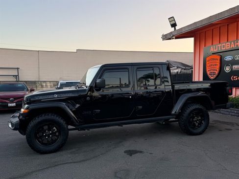 Used 2025 Jeep Gladiator Sport AWD/4WD image 4
