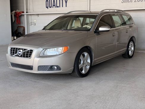 Used 2010 Volvo V70 FWD image 5