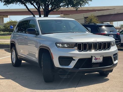 Used 2023 Jeep Grand Cherokee Laredo AWD/4WD image 3