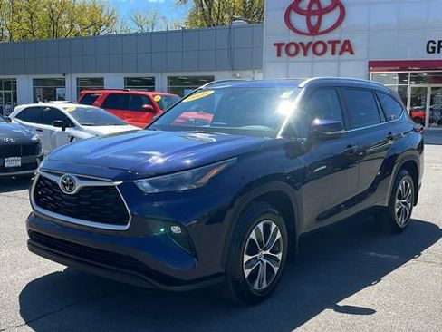 Certified 2025 Toyota Highlander XLE AWD/4WD image 3