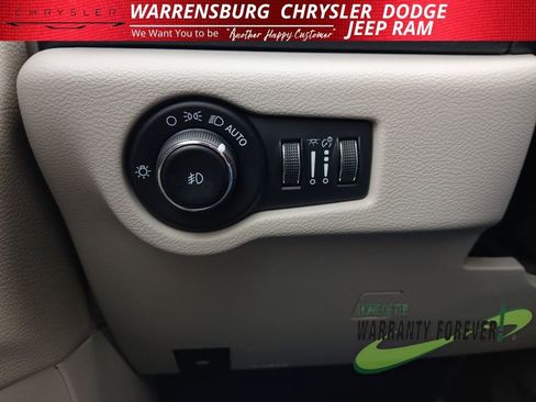 Used 2023 Chrysler Pacifica Touring-L image 31